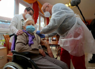 Mujer de 101 años, residente en un asilo, vacunada por adelantado en Alemania