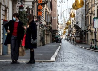 Italia registra 459 muertos y 19.037 nuevos casos en una Navidad confinada