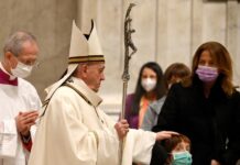 El papa no presidirá la misa de fin de año por una «dolorosa ciática»