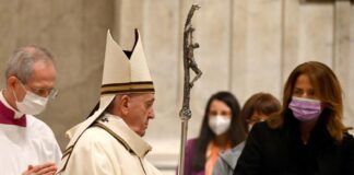 El papa celebra la Misa del Gallo más solitaria llamando a la fraternidad