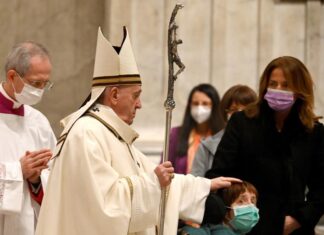 El papa celebra la Misa del Gallo más solitaria llamando a la fraternidad