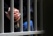 Medio millar de migrantes presos en centros de detención de EE. UU. tienen covid