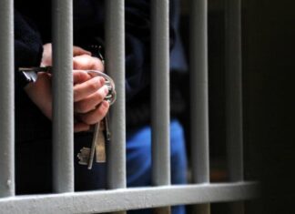 Medio millar de migrantes presos en centros de detención de EE. UU. tienen covid