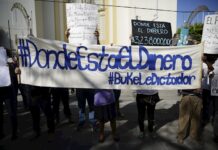 Un grupo de salvadoreños protesta contra Bukele por fondos para la pandemia