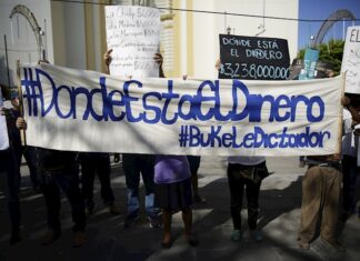 Un grupo de salvadoreños protesta contra Bukele por fondos para la pandemia