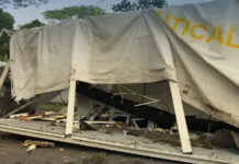 Una rastra que transportaba una unidad modular del Hospital Móvil de Juticalpa sufrió un accidente en el sector de La Talanquera