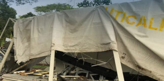 Una rastra que transportaba una unidad modular del Hospital Móvil de Juticalpa sufrió un accidente en el sector de La Talanquera