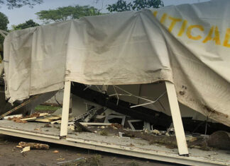 Una rastra que transportaba una unidad modular del Hospital Móvil de Juticalpa sufrió un accidente en el sector de La Talanquera