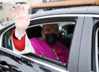 La Navidad versión COVID-19 trae algo de alegría a una Belén casi desierta