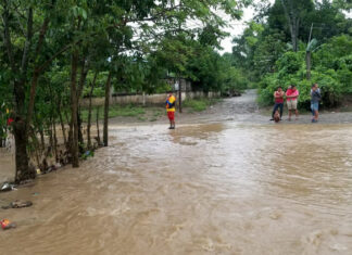 Evacuan a 30 familias en Honduras por desbordamiento de un río en el Caribe
