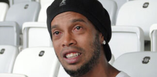 Ronaldinho pide oraciones por su madre hospitalizada por covid-19
