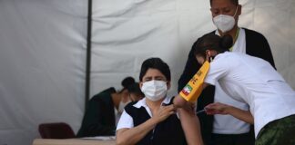 Médicos mexicanos en la fila para vacunarse: «Es una lluvia de emociones»