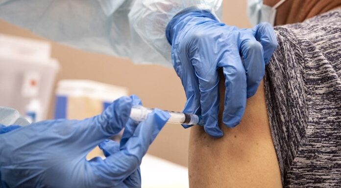 Europa comienza a vacunar a sus ancianos, y personal científico y sanitario