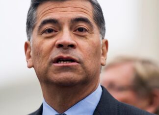 Biden elige a fiscal latino de California para dirigir la Sanidad