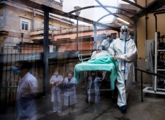 Reino Unido se convierte en el primer pais en iniciar la vacunación contra el COVID-19 la próxima semana doctores