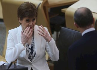 Sin mascarilla encuentran a la principal ministra de Escocia, Nicola Sturgeon. Nicola Sturgeon