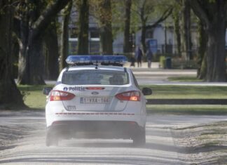 La policía belga interrumpe orgía ilegal frente a clínica de enfermos covid policía belga