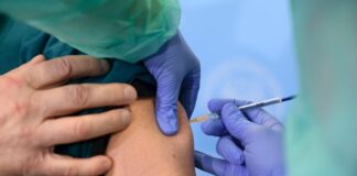 Europa comienza a vacunar a sus ancianos, y personal científico y sanitario vacuna