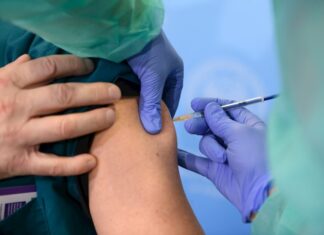 Europa comienza a vacunar a sus ancianos, y personal científico y sanitario vacuna