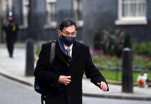 Los reguladores británicos aprueban la vacuna de Oxford Wei Shen Lim