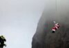 Un intrépido Papá Noel se lanza de rapel por un cerro en Brasil Santa Claus Rapel
