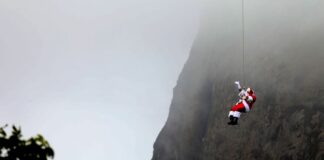 Un intrépido Papá Noel se lanza de rapel por un cerro en Brasil Santa Claus Rapel