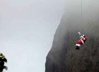 Un intrépido Papá Noel se lanza de rapel por un cerro en Brasil Santa Claus Rapel