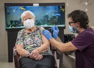 Una mujer de 90 años, primera en recibir la vacuna contra la covid en Suiza Mujer covid suiza