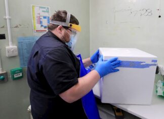 Científicos británicos investigan si la nueva cepa contagia más a los niños cientificos