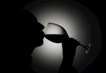 La ley seca por la vacunación irrita a los rusos alcohólico