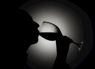 La ley seca por la vacunación irrita a los rusos alcohólico