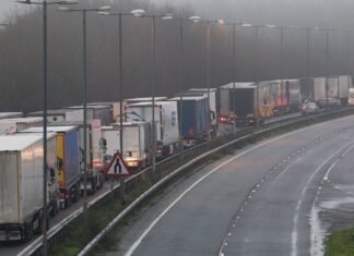 Frustración entre los miles de camioneros que siguen varados en torno a Dover camiones