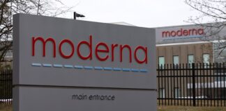 EE.UU. llena miles de cajas con vacunas para empezar a distribuirlas el domingo Moderna