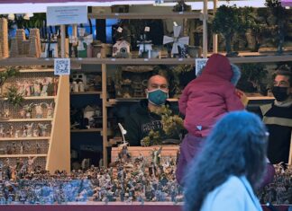 España se pone a prueba durante cuatro días festivos para frenar el contagio Puesto navideño