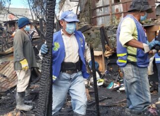 Cuadrillas municipales realizan limpieza de escombros en incendio del barrio La Bolsa