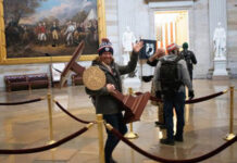 Detienen en Florida al sonriente trumpista que cargaba el atrio de Pelosi