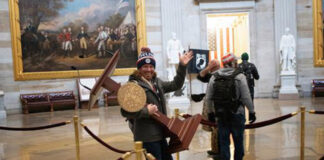 Detienen en Florida al sonriente trumpista que cargaba el atrio de Pelosi
