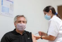 El presidente argentino recibe la primera dosis de la vacuna Sputnik V