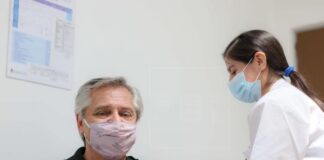 El presidente argentino recibe la primera dosis de la vacuna Sputnik V