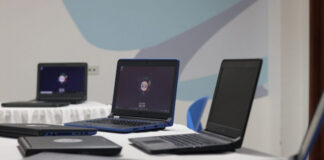 Mediante la iniciativa «Becas te quiere estudiando», entregan computadoras a varios jóvenes