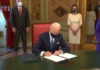 Joe Biden firma los primeros documentos como presidente de Estados Unidos