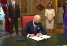 Joe Biden firma los primeros documentos como presidente de Estados Unidos