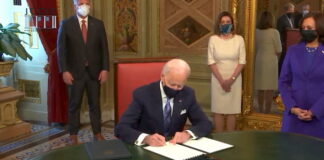 Joe Biden firma los primeros documentos como presidente de Estados Unidos