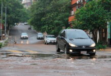 Una tormenta causa tres muertes y un incendio en planta petrolera de Paraguay