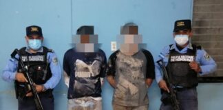 Policías preventivos arrestan a dos sujetos en posesión ilegal de arma de fuego y supuesta marihuana