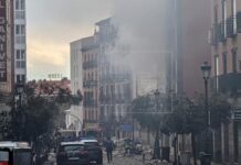 Una fuerte explosión derrumba parte de un edificio en el centro de Madrid