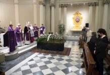 El papa asiste al funeral de su médico personal, fallecido por coronavirus