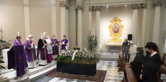 El papa asiste al funeral de su médico personal, fallecido por coronavirus