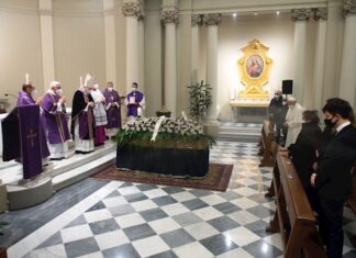 El papa asiste al funeral de su médico personal, fallecido por coronavirus