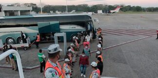 México deporta a 136 hondureños en medio del avance de caravanas migrantes